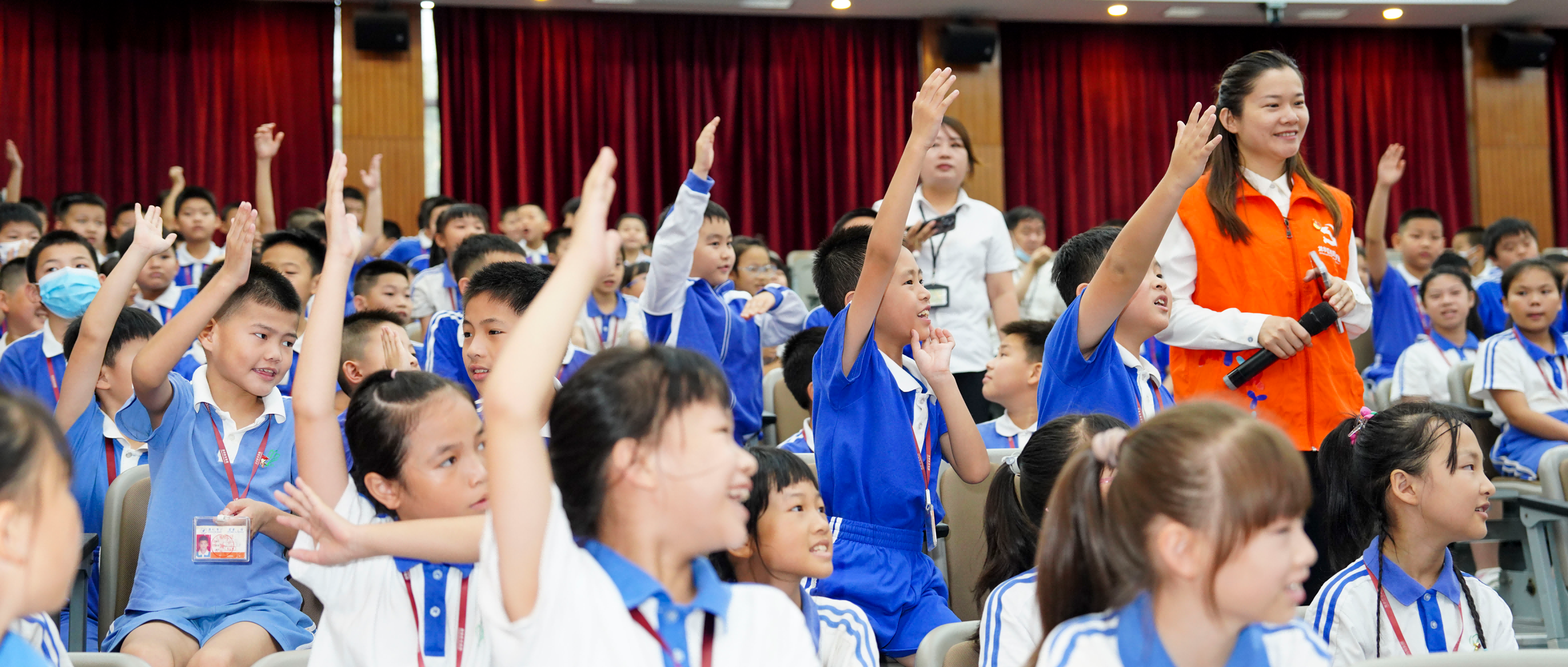 hjc888黄金城医疗暖童心公益活动，健康课堂走进校园